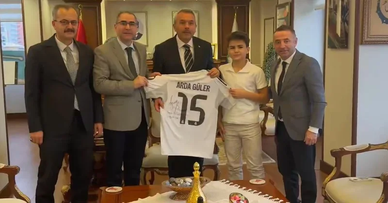 Rizeli Safa Cumhurbaşkanı Erdoğan dan istediği imzalı Arda Güler formasına kavuştu