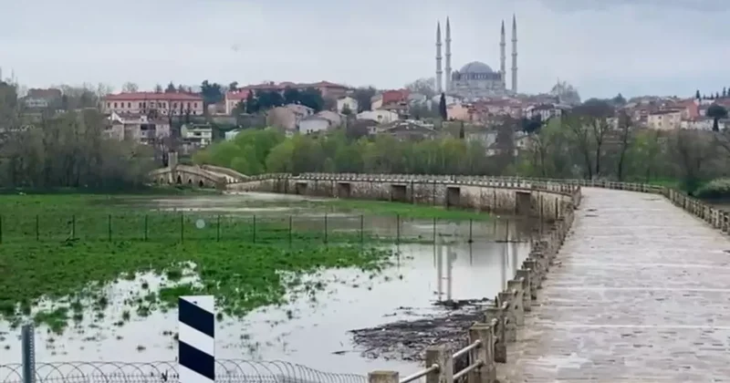 Edirne’de Tunca Nehri taştı: Saraçhane Köprüsü trafiğe kapandı