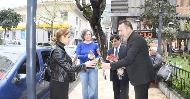 Ağrılılardan Manisa sokaklarında 404 karanfille kutlama Manisa Haberleri