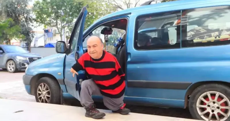 Ayaklarıyla tıraş oluyor, yemek yiyor, para üstü veriyor