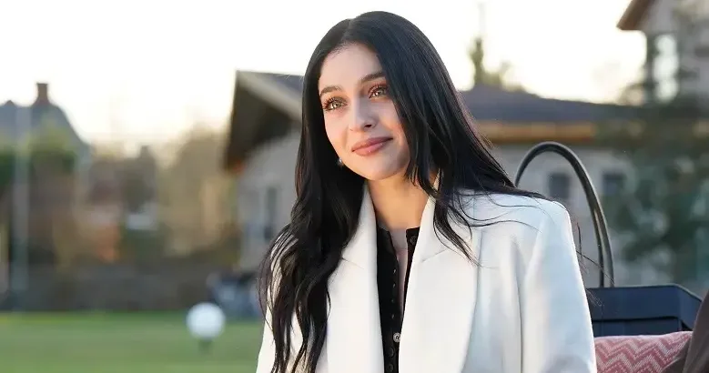 Cemre Baysel ışık saçıyor