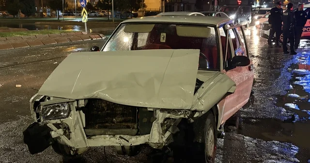 Kayseri de iki otomobil çarpıştı: Tofaş kağıt gibi ezildi Kayseri Haberleri