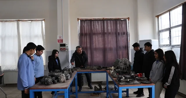 Diyarbakır da kız ve erkek öğrenciler aldıkları eğitimlerle otomotiv sektörüne giriyor Oto sanayi gibi okulda araç bakım ve onarımı yapılarak döner sermayeye katkı sağlanması hedefleniyor Diyarbakır Haberleri