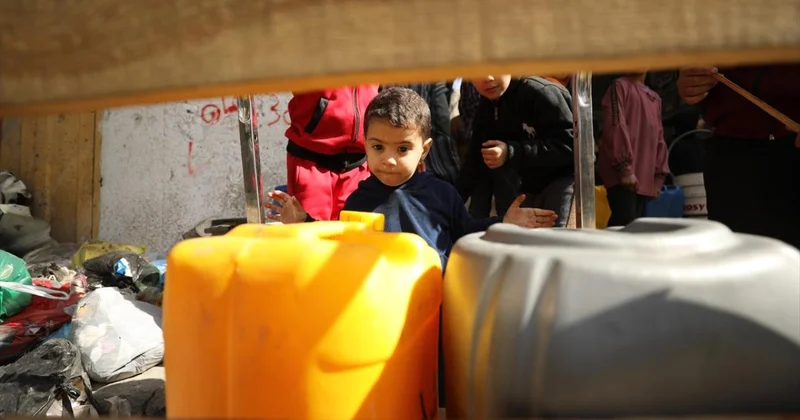 Katil İsrail saldırısı nedeniyle Gazze de 500 bin kişi içme suyundan mahrum kaldı