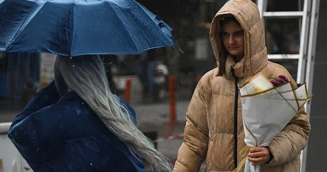 Meteoroloji saat verdi: Gök gürültülü ve kuvvetli sağanak geliyor! 13 kente kritik uyarı: Yağış, rüzgar ve toz taşınımı...