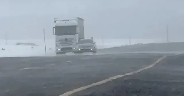 Ardahan da kar ve tipi nedeniyle yollarda ulaşım aksadı VİDEO İZLE