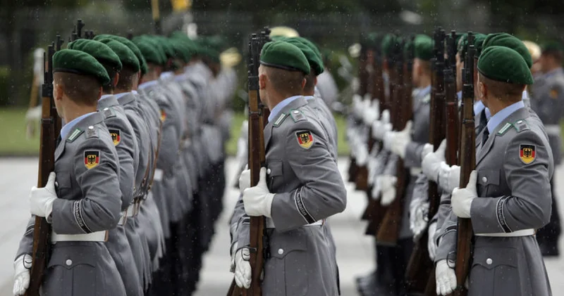 Almanya da askerlik için yeni düzenlemeler: 17 45 yaş arasındaki erkekler uzun süre ülke dışına çıkmadan önce izin almak zorunda Dış Haberler