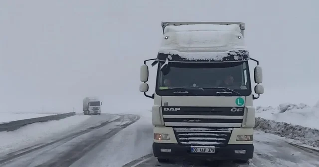Kar yağışı ve buzlanma nedeniyle 2 bin 550 rakımlı Ilgar Dağı Geçidi nde ulaşım aksadı Ardahan Haberleri