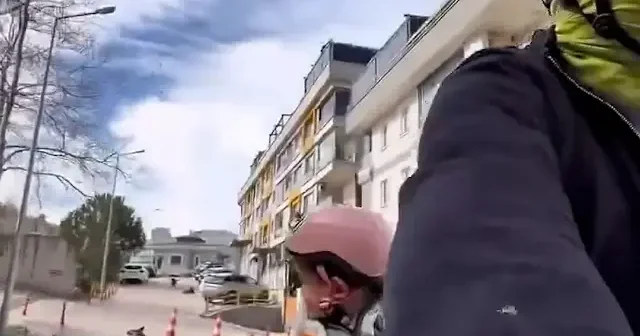 Sosyal medya fenomeni Atakan Özyurt çocuğuyla birlikte bisiklet sürerken sahipsiz köpeğin saldırısına uğradı VİDEO İZLE