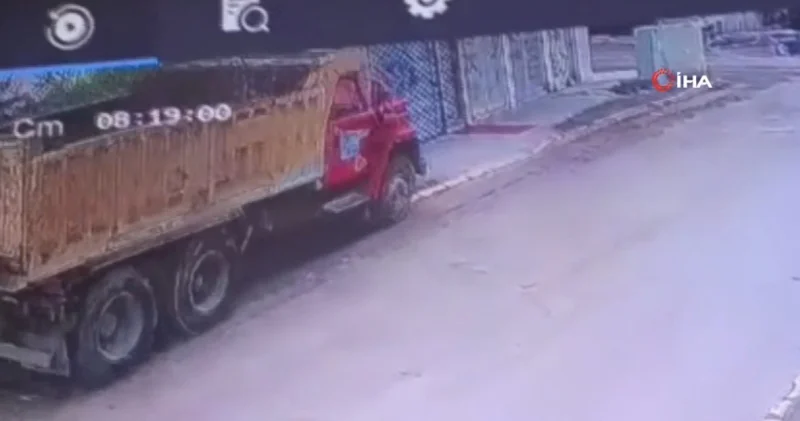 Freni boşalan kamyon dehşet saçtı: Yaşlı adamı ezdiği anlar kamerada