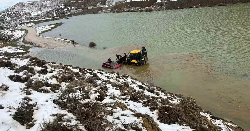 Konya’da göle dönen yolda araçta mahsur kalan aile kurtarıldı