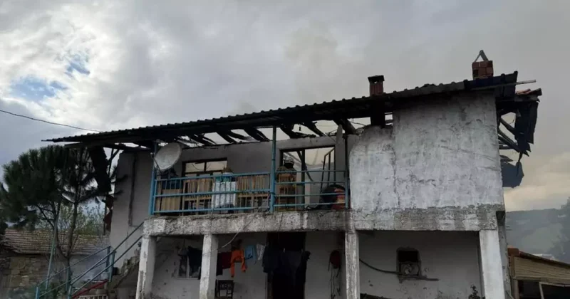 Selendi’de 2 katlı ev yangında kül oldu