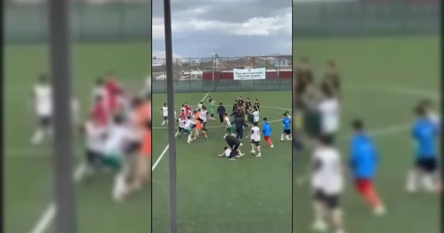 U 14 liginde futbolcuların maç sonu tekmeli yumruklu kavgası kamerada Malatya Haberleri