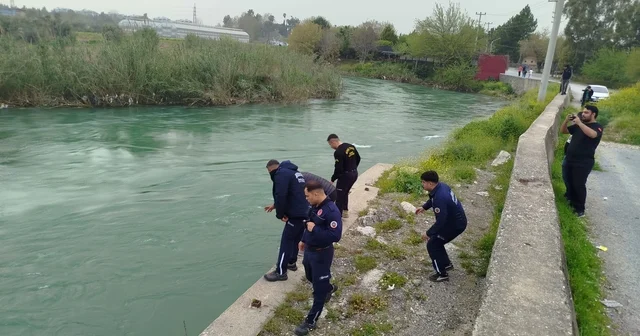 Mersin de Berdan Çayı na atlayan genç, suda kayboldu Mersin Haberleri