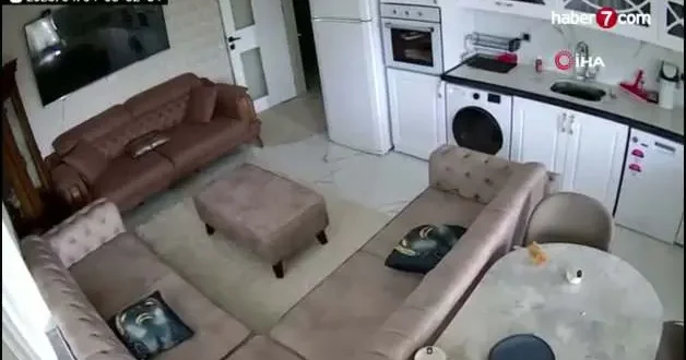 Van’daki 5.2 büyüklüğünde deprem anı kamerada