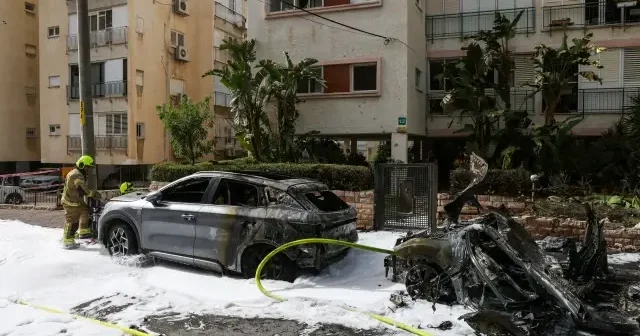 İran ın misillemesinde füze parçaları İsrail in merkezine düştü VİDEO İZLE