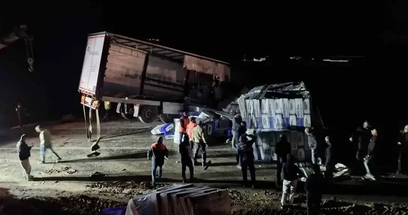 Çorum da kayan tır devrildi: Ankara Tokat karayolu saatlerce ulaşıma kapandı Gündem Haberleri