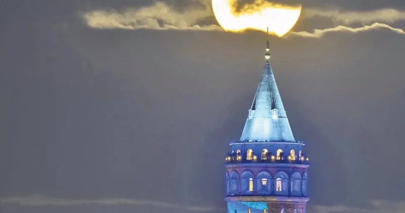 Galata’da dolunay büyüledi