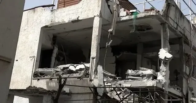 İran füzesinin Tel Aviv de vurduğu binadaki tahribat kamerada VİDEO İZLE