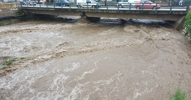 Tabakhane Deresi nde sular yükseldi Yağmur suları dereyi coşturdu Aydın Haberleri