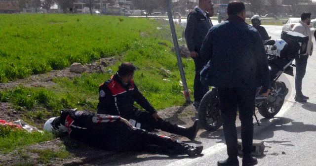 Babasından izinsiz aldığı otomobille polislere çarptı: 2 yaralı Kahramanmaraş Haberleri