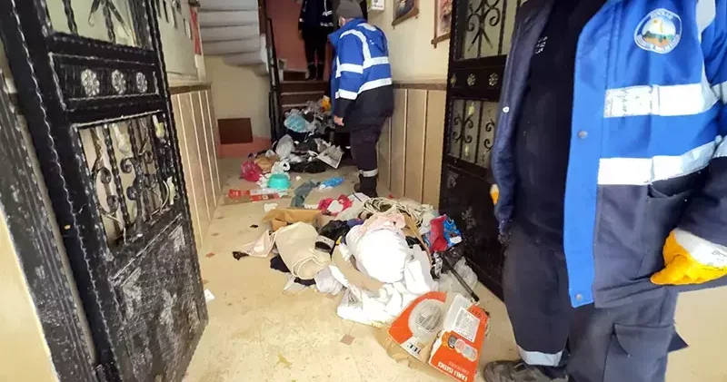 Avcılar da bir binada iki çöp ev birden; 3 kamyon atık çıkarıldı