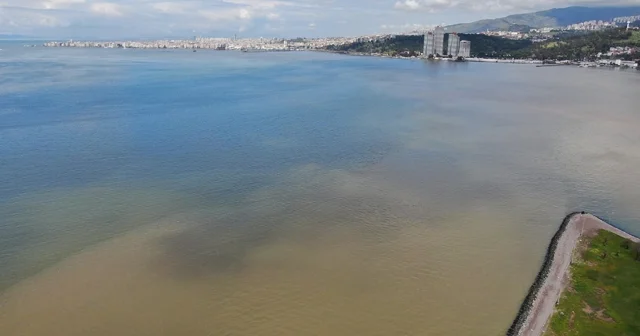 İzmir Körfezi nde sağanak yağış sonrası renk değişimi İzmir Haberleri