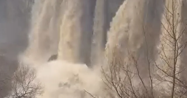 Sel suları nedeniyle Sızır Şelalesi, çamur renginde akmaya başladı Sivas Haberleri