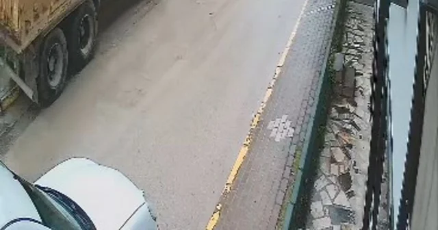 Çalışır halde bırakılan hafriyat kamyonu hareket edip kaldırımdaki yayaya çarptı; kaza kamerada Kocaeli Haberleri