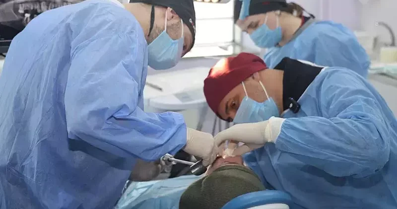 Iğdır Üniversitesi Ağız ve Diş Sağlığı Hastanesi’nde ilk kez implant tedavisi yapıldı