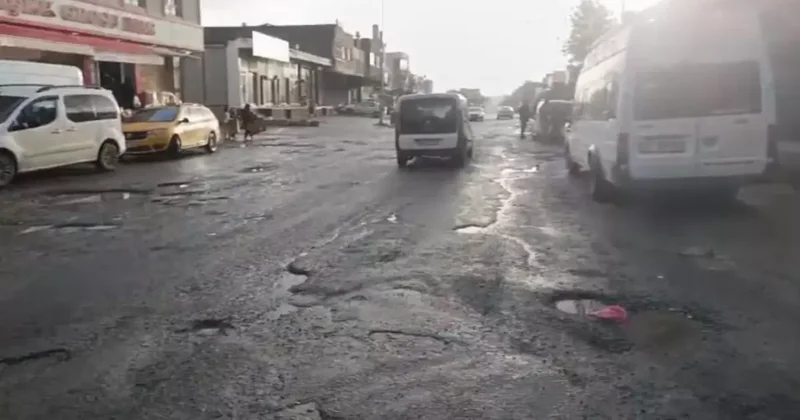 Diyarbakır da bozulan yollar sürücülere zor anlar yaşatıyor