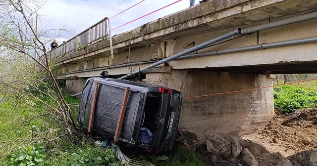 Kazada savrulan hafif ticari araç, dere yatağına uçtu: 4 yaralı Bursa Haberleri