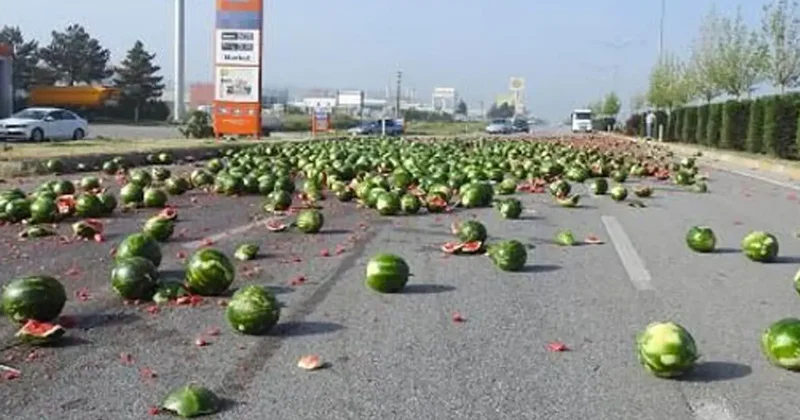 Van da devrilen tırın dorsesindeki tonlarca karpuz zarar gördü