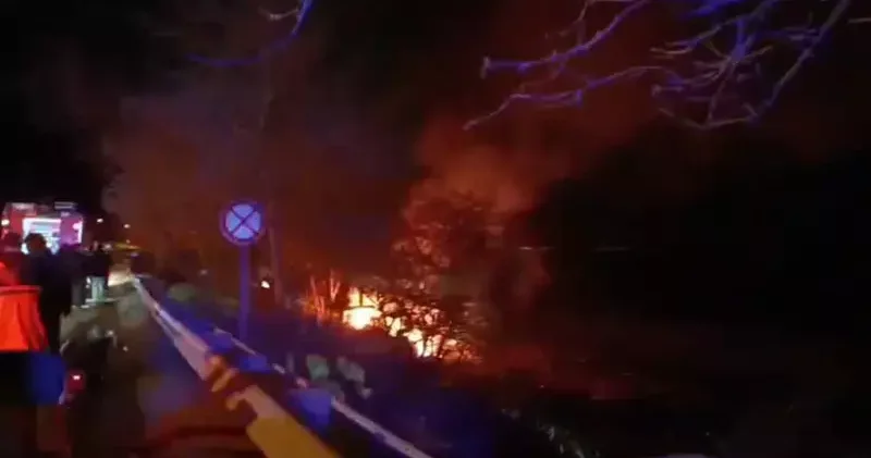 Plaja yakın barakalarda çıkan yangında kundaklama şüphesi