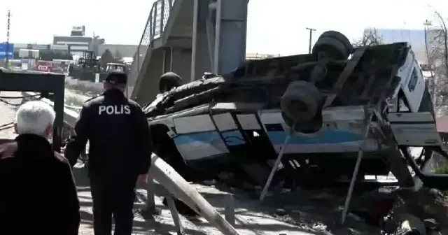 Başkentteki feci kazada acı bilanço: Özel halk otobüsü üst geçide çarptı VİDEO İZLE