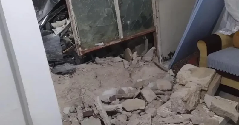 Kontrolden çıkan otomobil bahçe duvarını yıkarak eve çarptı: 1 yaralı