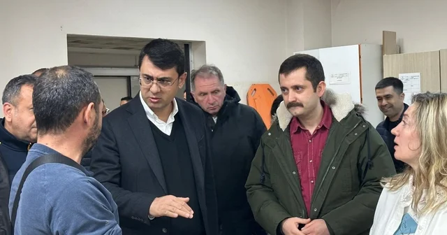 Uşak Valisi Kartal, zincirleme trafik kazasında yaralananları hastanede ziyaret etti Uşak Haberleri