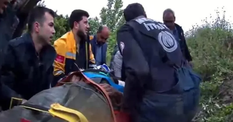 Çamurlu yolda feci kaza: Traktörün altında 1 saatte kurtarıldı