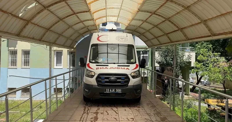 Zehirlenme şüphesiyle hastaneye başvurmuşlardı: 2 kardeşten acı haber geldi, anne ve babaları yoğun bakımda Mersin Haberleri