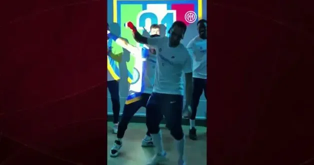 Kaptan Hakan Çalhanoğlu nun moonwalk dansı viral oldu