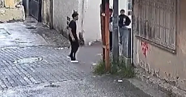 Sokakta yaşayan adamı feci şekilde darbettiler: Adana’da üç çocuğun zorbalığı kamerada VİDEO İZLE