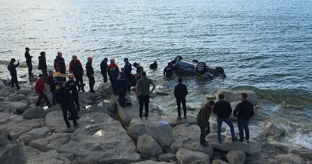 Van Gölü ne uçan otomobildeki 1 kişi yaralandı Van Haberleri