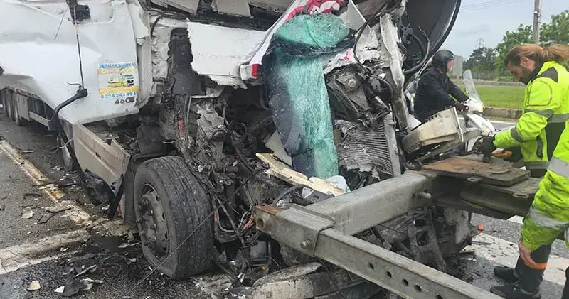 TIR, kırmızı ışıkta bekleyen tankere çarptı: 1 ölü