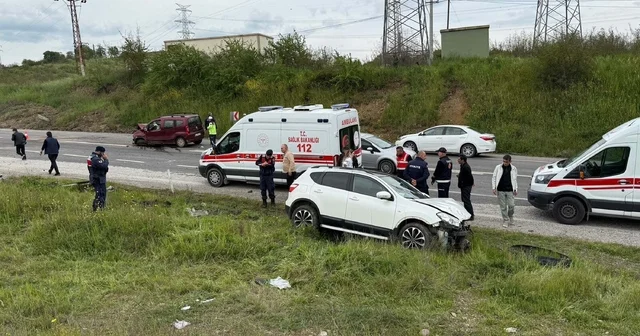 Otomobille hafif ticari araç çarpıştı; 1 i ağır, 4 yaralı Çanakkale Haberleri