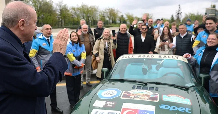 Cumhurbaşkanı Erdoğan, yarışa katılan ralli grubunu Beştepe den uğurladı