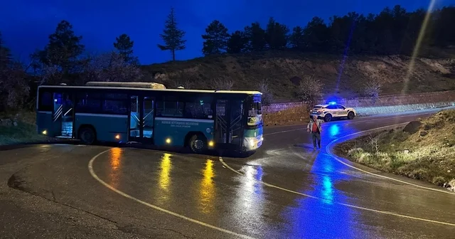 Kayseri de alkollü bir şahıs çaldığı özel halk otobüsüyle kaza yaptı Ehliyetinin de bulunmadığı belirlenen sürücüye 48 bin 500 TL ceza yazılarak, gözaltına alındı Kayseri Haberleri