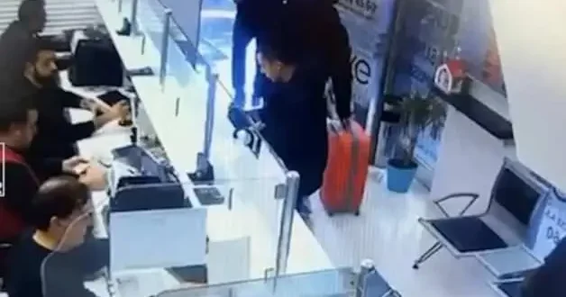 Muhittin Böcek in oğlunun olay görüntüleri! Para dolu turuncu valiz dosyaya girdi...