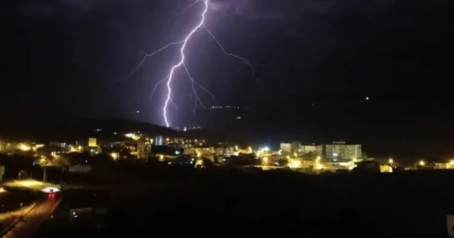 Yıldırım elektrik ve internet hatlarına zarar verdi Diyarbakır Haberleri