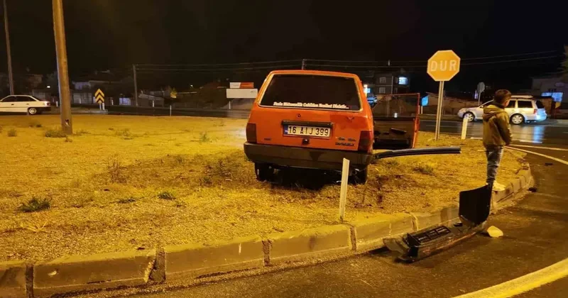 Isparta’da iki otomobil kavşakta çarpıştı