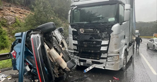 Maliyeciler kaza yaptı: 1 ölü, 5 yaralı Tarsus ta 3 aracın karıştığı kazada 1 kişi hayatını kaybetti, 5 kişi yaralandı Mersin Haberleri